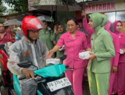 Kodim 1409/Gowa Bersama Polres Gowa Bagikan Takjil kepada Pengendara dan Warga di Barombong