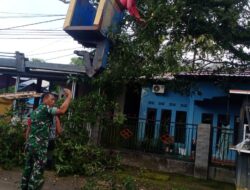 Pemerintah Tellumpoccoe Bersama Babinsa Ciptakan Rasa Aman, Perbaikan Lampu Jalan