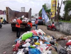 Sejak Hari Pertama Pelaksanaan Event Pacu Jalur, DLH menurunkan armada dan ratusan petugas kebersihan kerja siang dan malam