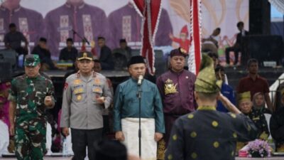 Suhardiman Amby Bupati Kuansing di dampingi wakil bupati Kuansing Mukhlisin tersanjung atas kehadiran sejumlah Pejabat Tinggi Riau di Hari ulang tahun (HUT) Kuansing ke-26 tahun ini.