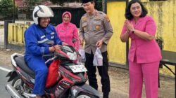 Di Bulan Suci Ramadhan 1447 H, Polsek Singingi Hilir Bersama Bhayangkari Berbagi Takjil Di Jalan Raya Lintas Teluk Kuantan-Pekan Baru