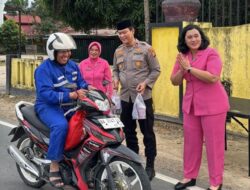 Di Bulan Suci Ramadhan 1447 H, Polsek Singingi Hilir Bersama Bhayangkari Berbagi Takjil Di Jalan Raya Lintas Teluk Kuantan-Pekan Baru
