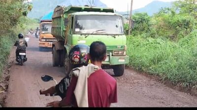Jalan Licin dan Rusak Akibat Aktivitas Tambang di Moncongloe Bulu, Warga Minta APH Bertindak